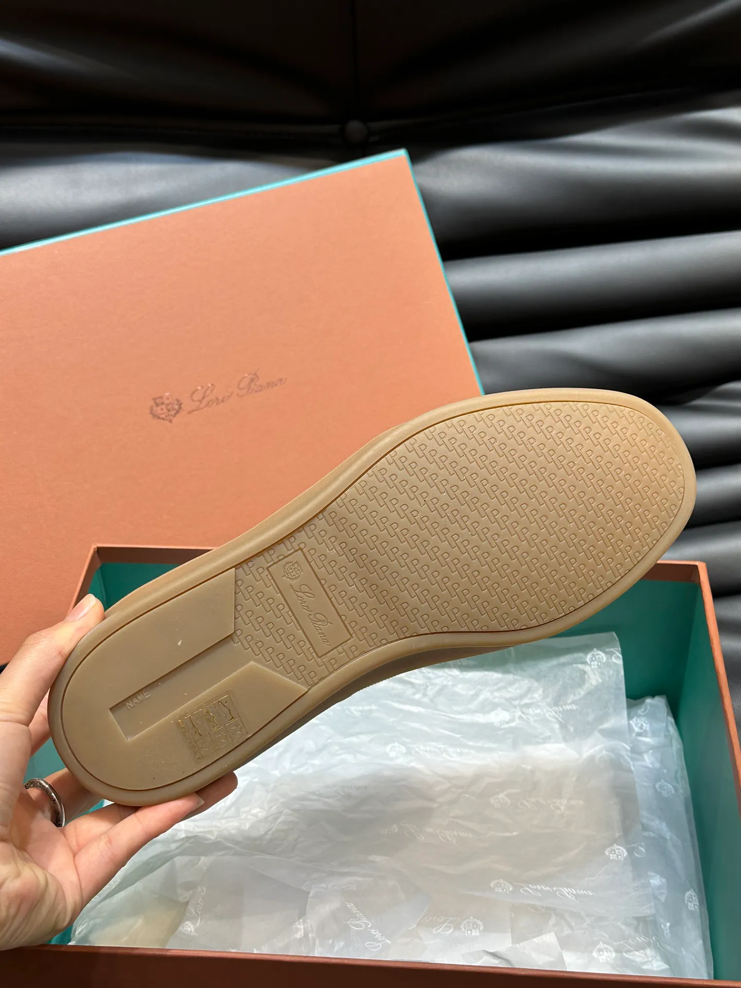 p420 Men's Shoes New 🆕Lp Old Money Style Men's Low-top Casual Tennis Shoes Loro Piana's high-end series has launched sports shoe styles made of soft cowhide. The breathable properties and flexible texture of natural materials make the sneakers both functional and comfortable. The high-quality metal-free tanning and tumble process highlights the natural texture of the leather, while the camel-colored sole and white rubber trim create a double-layer sole effect, making it an everyday shoe that can easily create a lazy and casual style! Size: 39-44 (45, 46 customized